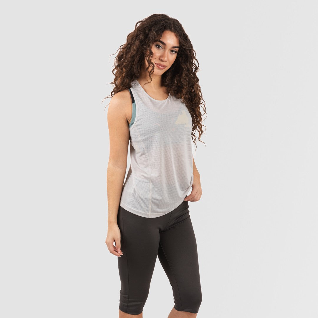 Completo sportivo da donna con leggings corti e spalline