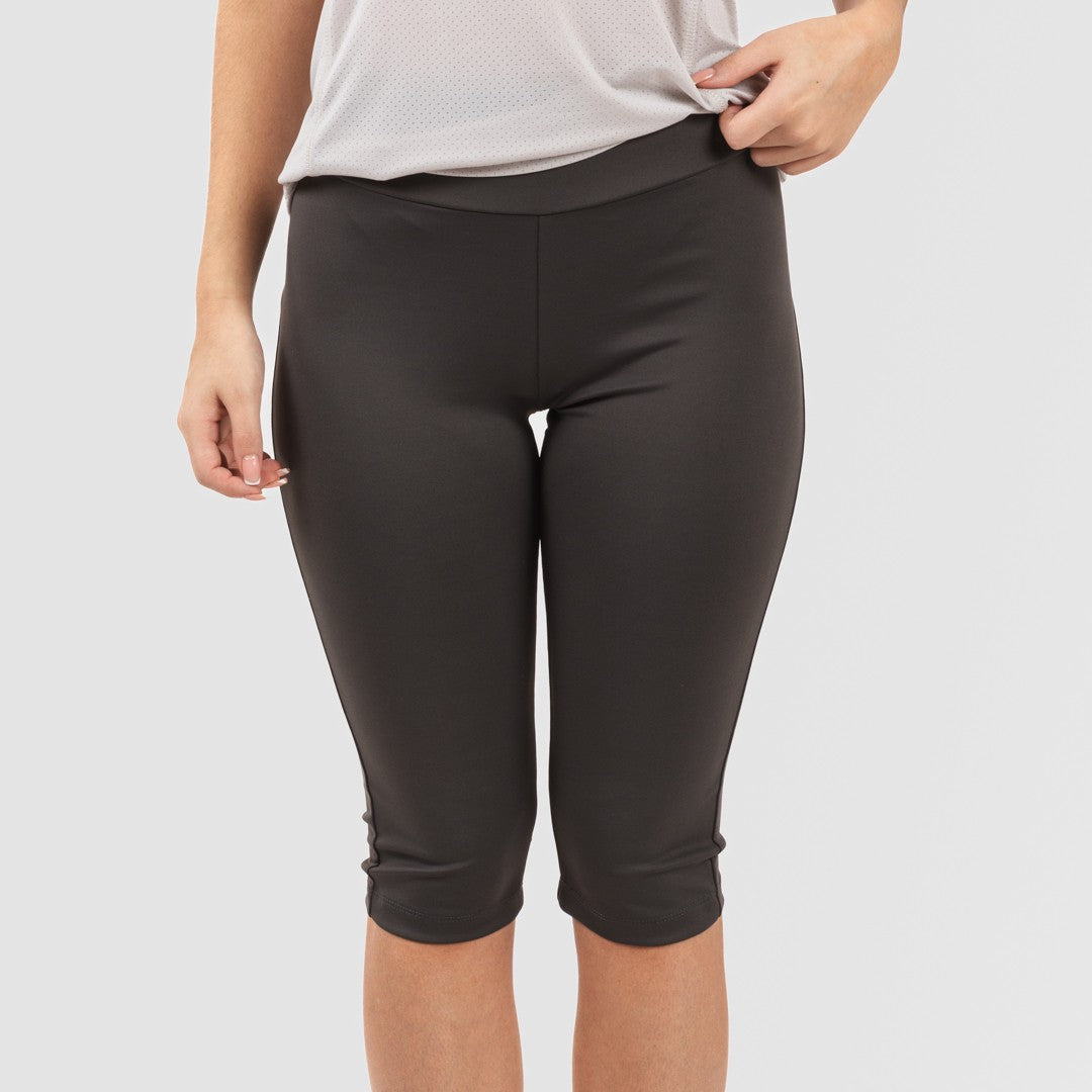 Completo sportivo da donna con leggings corti e spalline