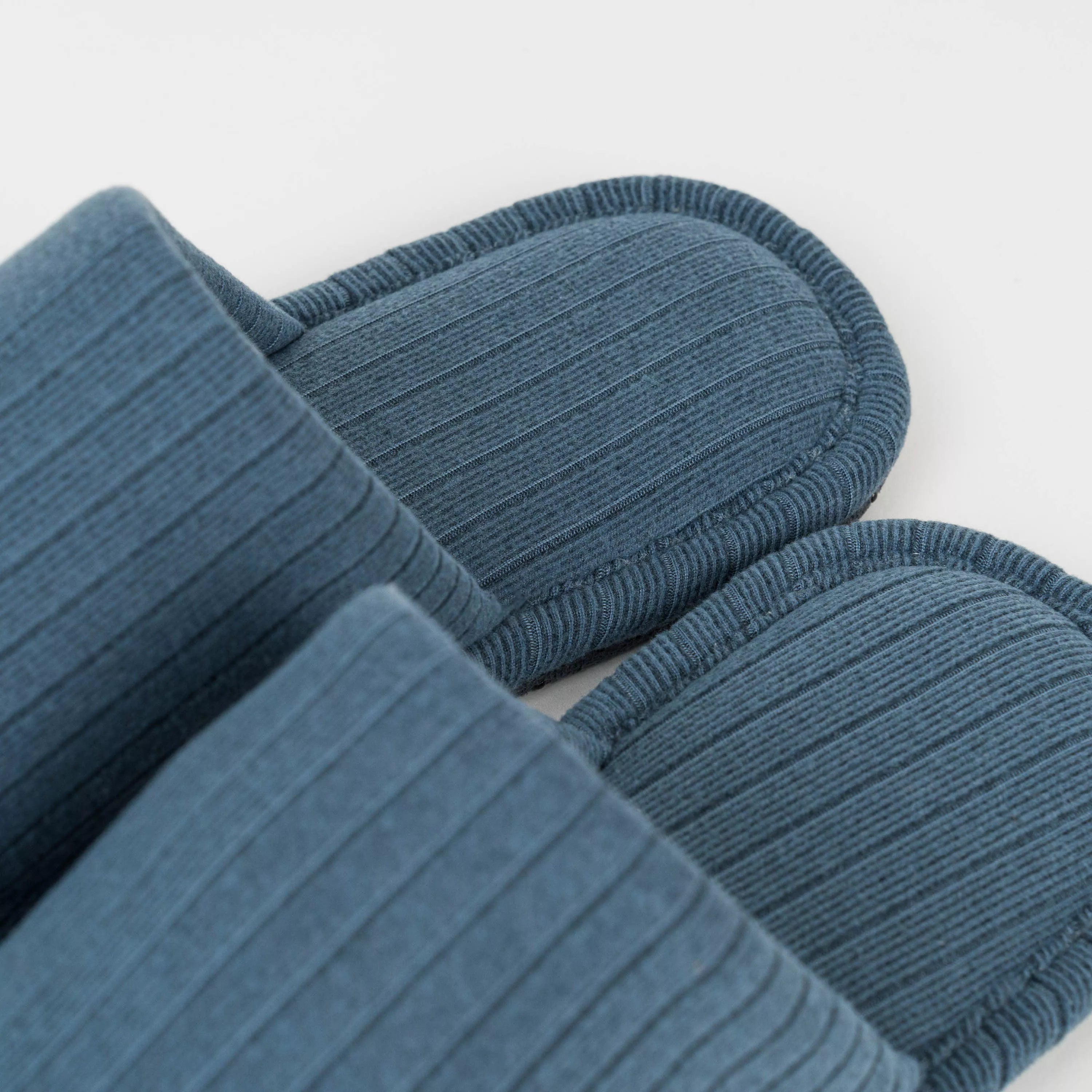 Scarpa Canale a righe larghe con dettagli semplici