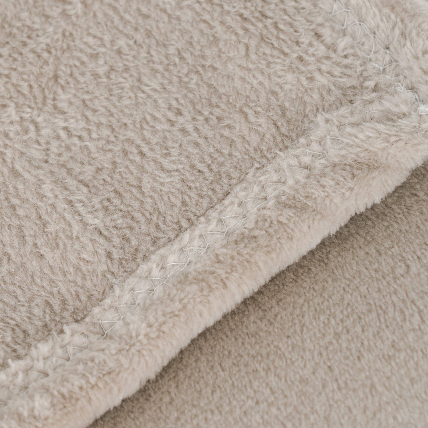 Manta terciopelo lisa beige/arena