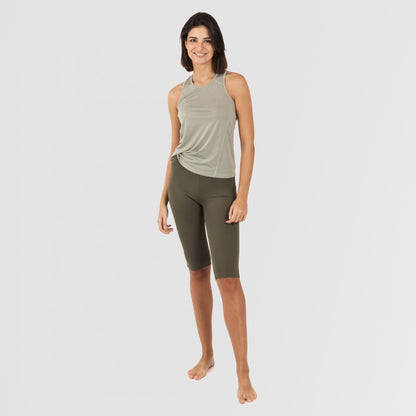 Completo sportivo da donna con leggings corti e spalline