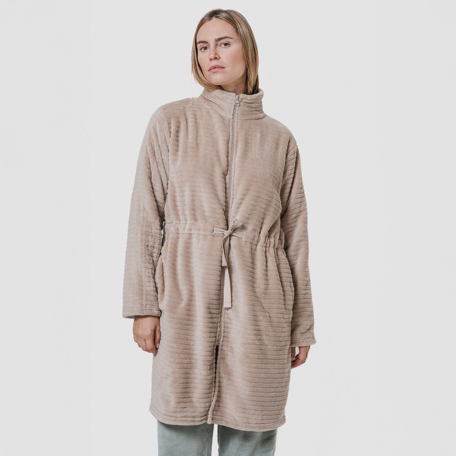 Bata terciopelo raya cremallera Beige